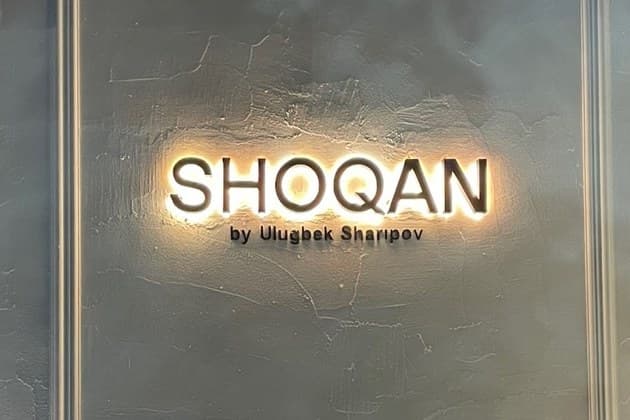 Наружная вывеска SHOQAN в Алматы — объёмные буквы с контражурной подсветкой